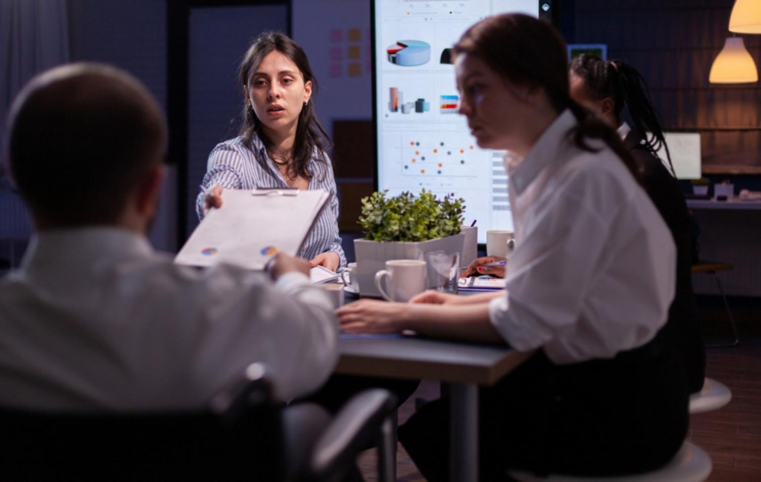 Estudiantes trabajando en categorización de gastos durante sesión práctica del programa