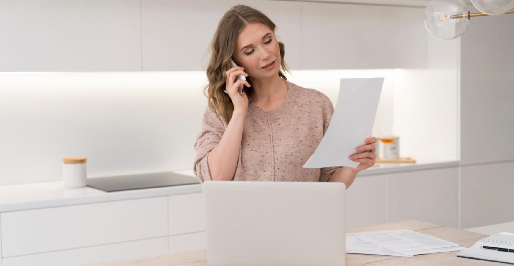 Sesión de trabajo personalizada sobre categorización de gastos con documentos financieros y herramientas de análisis