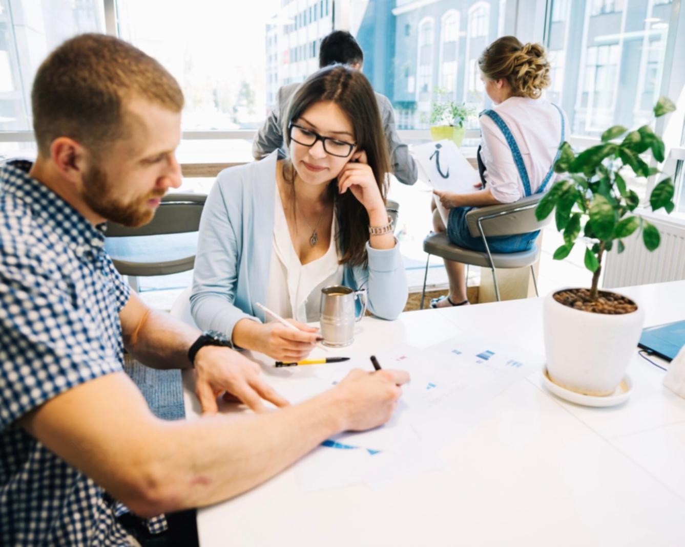 Sesión práctica de categorización de gastos con materiales de trabajo